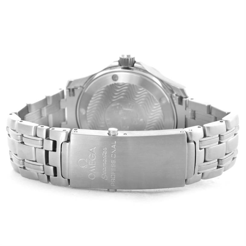 The image shows the back of an Omega Seamaster 2561.80.00 Men
s Stainless Steel Blue Dial 2561.80.00 Men
s Stainless Steel Blue Dial watch, focusing on its clasp and stainless steel bracelet.