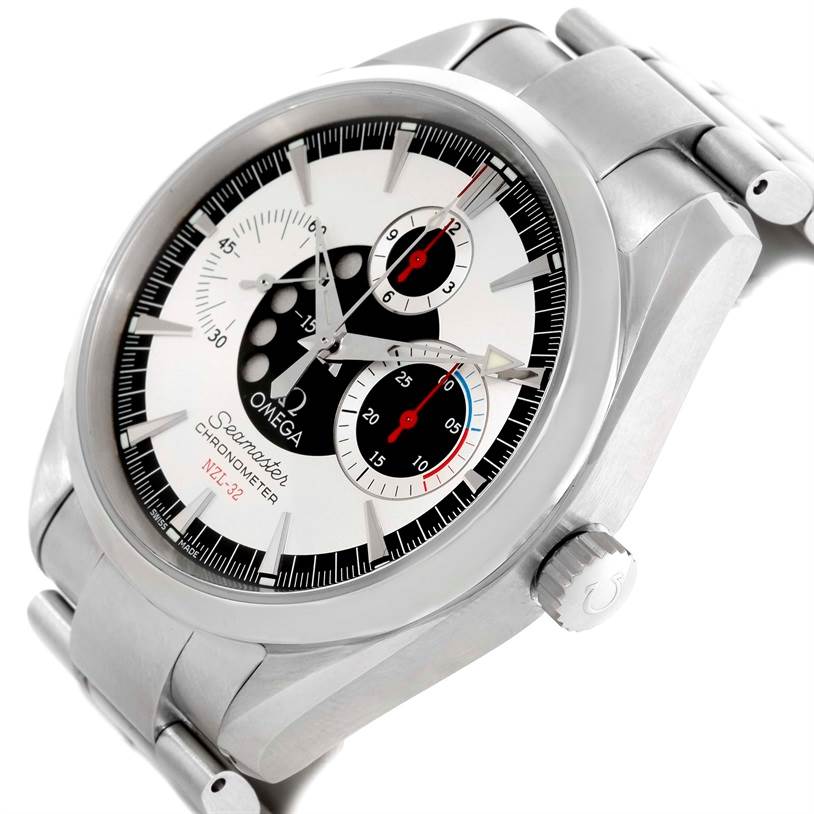 The image shows an angled view of an Omega Seamaster 2513.30.00 Men
s Stainless Steel Silver Dial 2513.30.00 Men
s Stainless Steel Silver Dial Chronometer watch face, crown, and stainless steel bracelet.