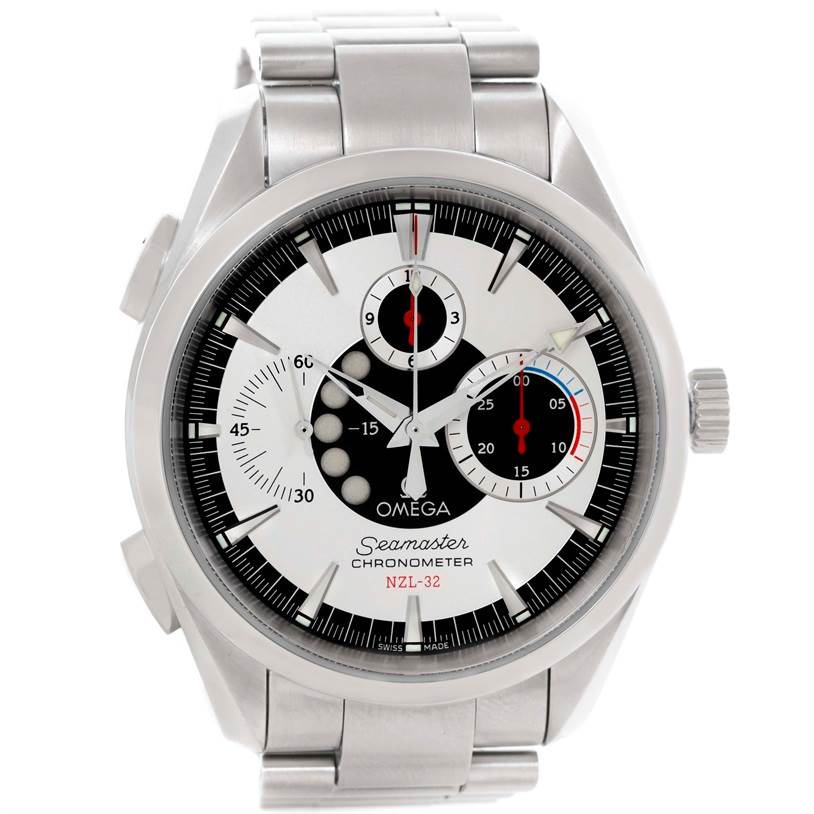 The image shows a front view of the Omega Seamaster 2513.30.00 Men
s Stainless Steel Silver Dial 2513.30.00 Men
s Stainless Steel Silver Dial NZL-32 chronometer watch with a stainless steel bracelet and a detailed dial.