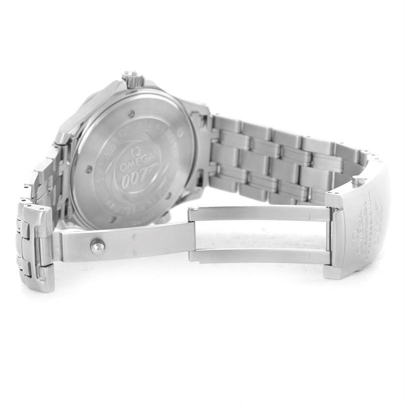 The image shows the back case and opened clasp of an Omega Seamaster 2537.80.00 Men
s Stainless Steel Blue Dial 2537.80.00 Men
s Stainless Steel Blue Dial watch, highlighting its metal bracelet.