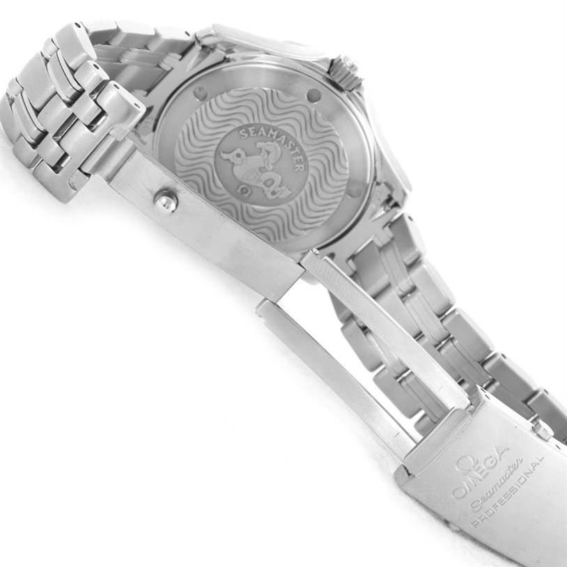 This image shows the back case and bracelet clasp of an Omega Seamaster 2561.80.00 Men
s Stainless Steel Blue Dial 2561.80.00 Men
s Stainless Steel Blue Dial watch.