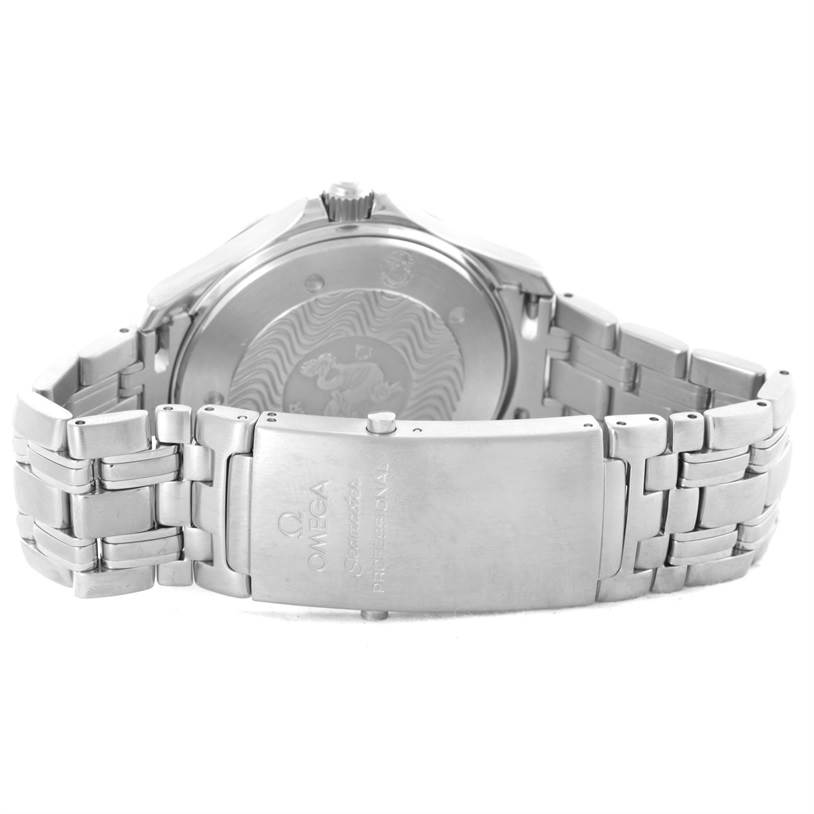 This image shows the back view of the Omega Seamaster 2531.80.00 Men
s Stainless Steel Blue Dial 2531.80.00 Men
s Stainless Steel Blue Dial watch, highlighting the clasp, bracelet, and case back details.