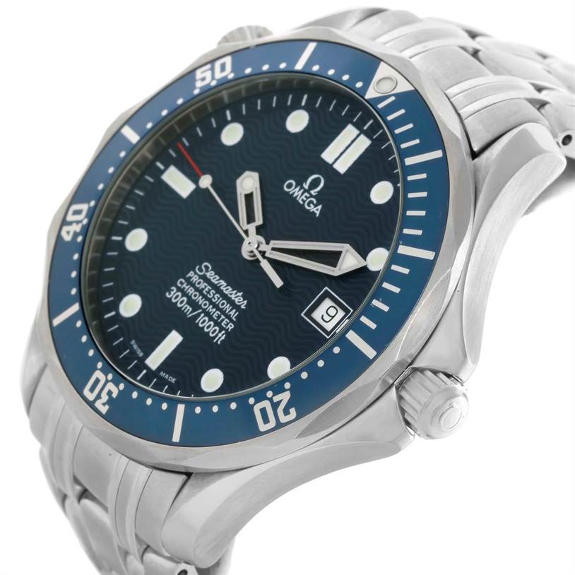 This image shows an angled close-up of the Omega Seamaster 2531.80.00 Men
s Stainless Steel Blue Dial 2531.80.00 Men
s Stainless Steel Blue Dial watch, highlighting its blue dial, bezel, and stainless steel bracelet.