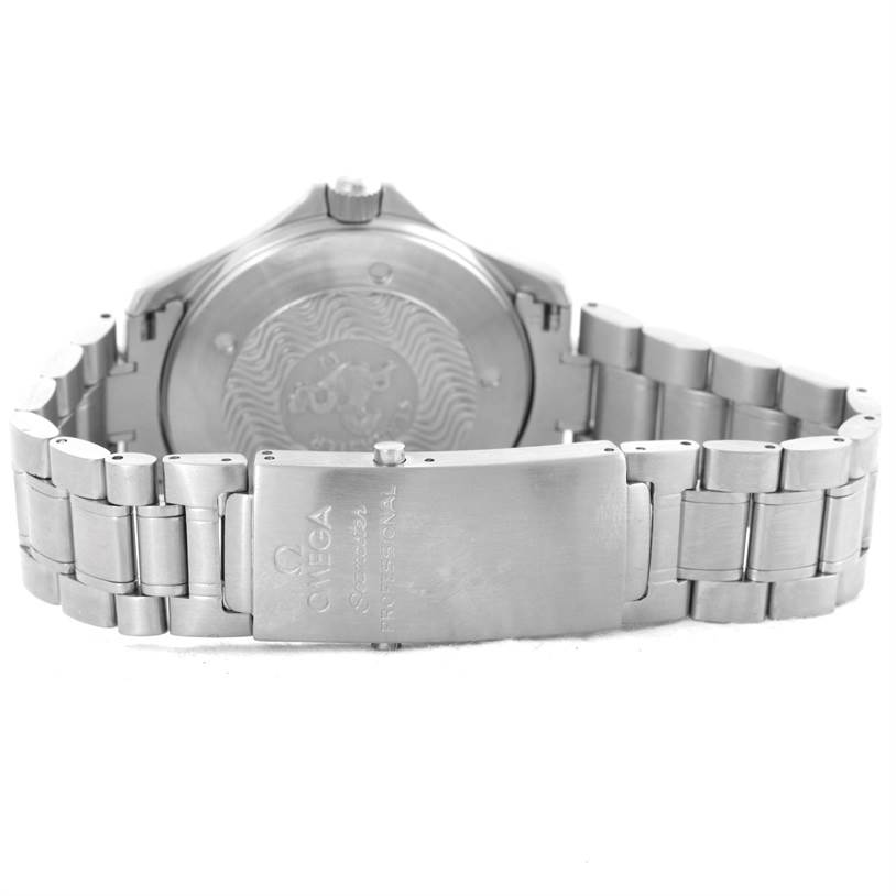 The image shows the back case and clasp of an Omega Seamaster 2538.20.00 Men
s Stainless Steel White Dial 2538.20.00 Men
s Stainless Steel White Dial watch, highlighting the bracelet and engravings.