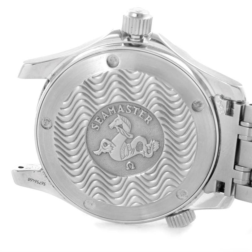 The image shows the back case and bracelet of the Omega Seamaster 2561.80.00 Men
s Stainless Steel Blue Dial 2561.80.00 Men
s Stainless Steel Blue Dial watch with its distinctive logo.