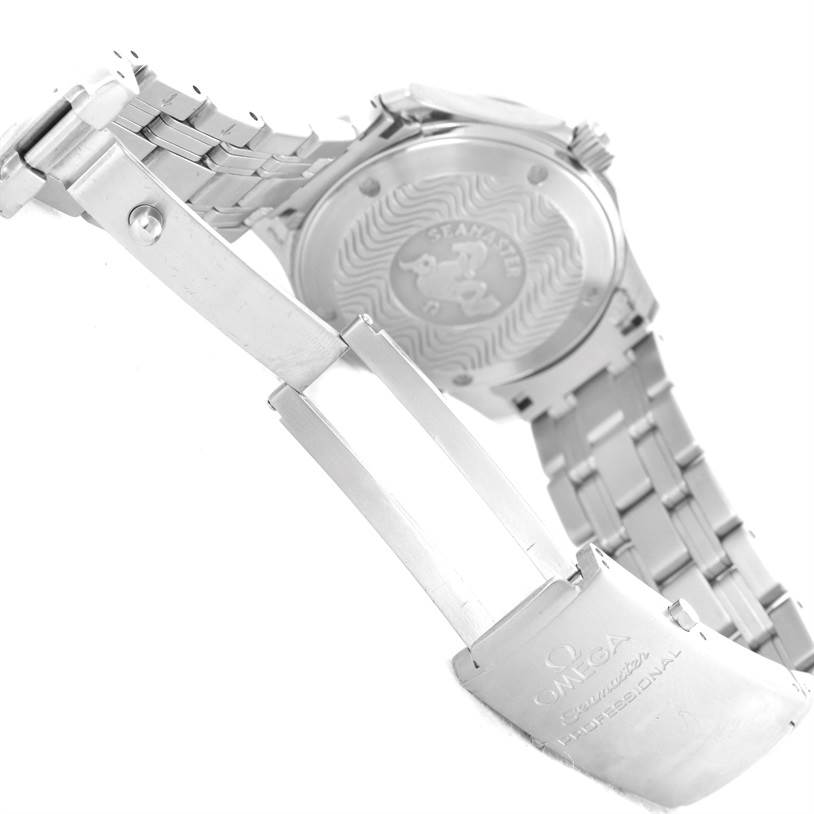 The image shows the back case and clasp of an Omega Seamaster 2561.80.00 Men
s Stainless Steel Blue Dial 2561.80.00 Men
s Stainless Steel Blue Dial watch, highlighting its bracelet and engraving details.