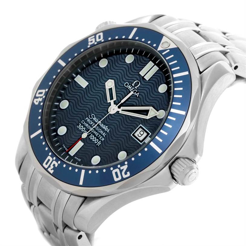 This image shows an angled view of the Omega Seamaster 2531.80.00 Men
s Stainless Steel Blue Dial 2531.80.00 Men
s Stainless Steel Blue Dial watch, highlighting its blue face, bezel, crown, and stainless steel bracelet.