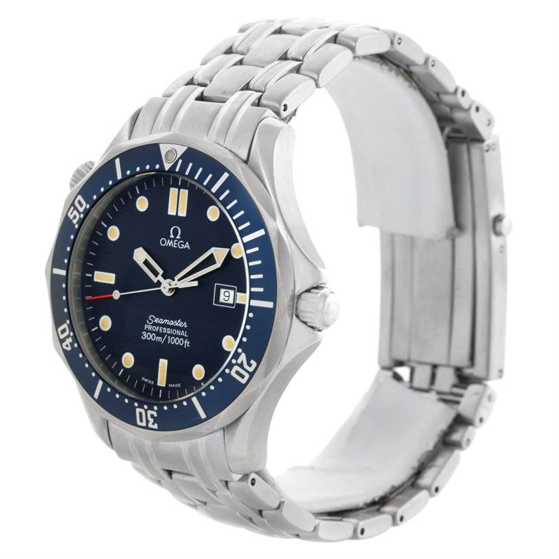 The image shows an angled side view of the Omega Seamaster 2541.80.00 Men
s Stainless Steel Blue Dial 2541.80.00 Men
s Stainless Steel Blue Dial watch highlighting its face, bezel, and stainless steel bracelet.