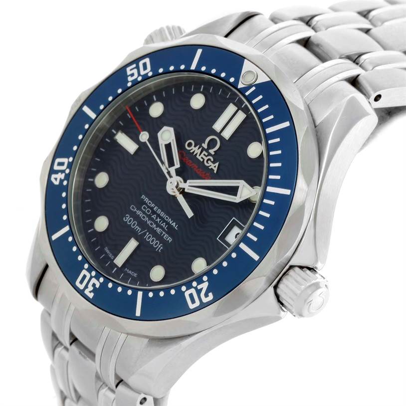 The image shows an angled view of an Omega Seamaster 2222.80.00 Men
s Stainless Steel Blue Dial 2222.80.00 Men
s Stainless Steel Blue Dial watch, highlighting its face, bezel, and part of the bracelet.