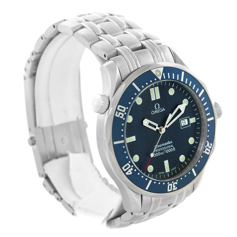 The image shows an angled view of an Omega Seamaster 2541.80.00 Men
s Stainless Steel Blue Dial 2541.80.00 Men
s Stainless Steel Blue Dial watch, displaying its face, bezel, and metal bracelet.