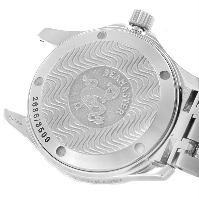 The image shows the case back and crown of an Omega Seamaster 2554.80.00 Men
s Stainless Steel Blue Dial 2554.80.00 Men
s Stainless Steel Blue Dial watch, highlighting its engravings and serial number.