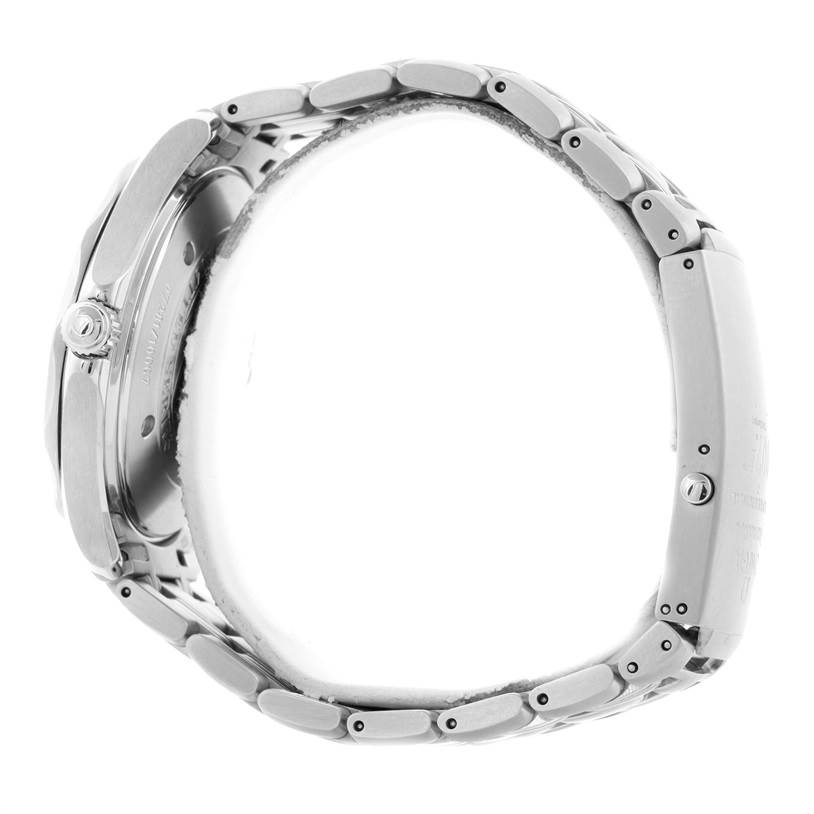 This is a side view of the Omega Seamaster 2537.80.00 Men
s Stainless Steel Blue Dial 2537.80.00 Men
s Stainless Steel Blue Dial watch highlighting the bracelet and the case
s profile.