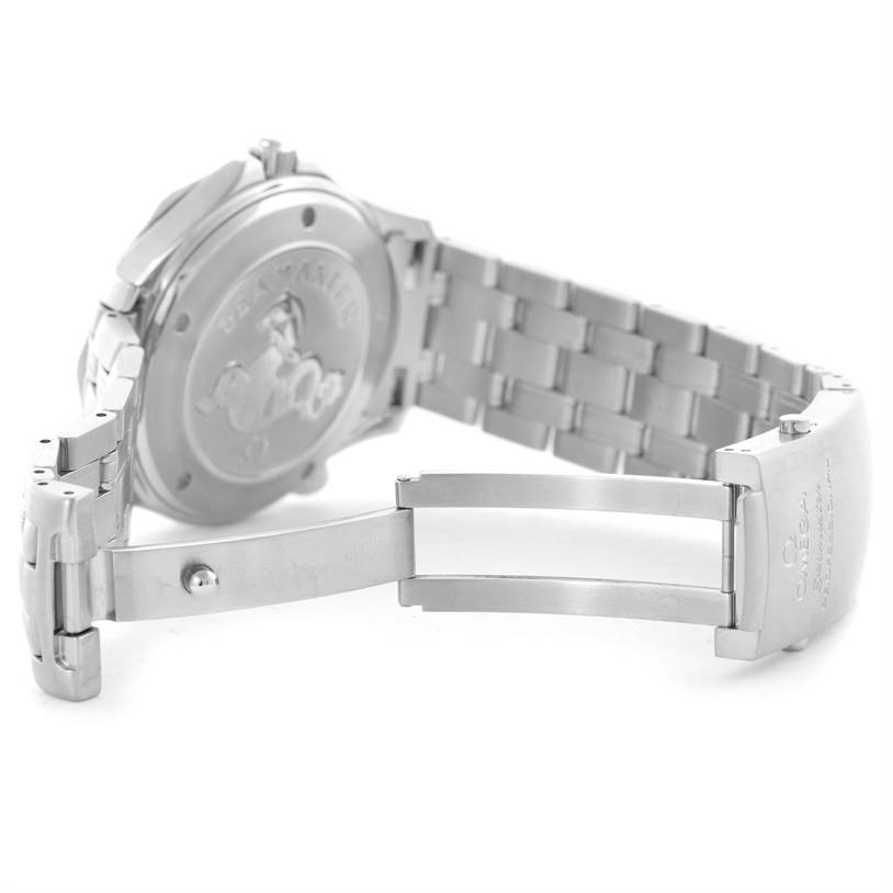 The image shows the open clasp and back of the Omega Seamaster 2220.80.00 Men
s Stainless Steel Blue Dial 2220.80.00 Men
s Stainless Steel Blue Dial watch, highlighting the bracelet and case back detailing.