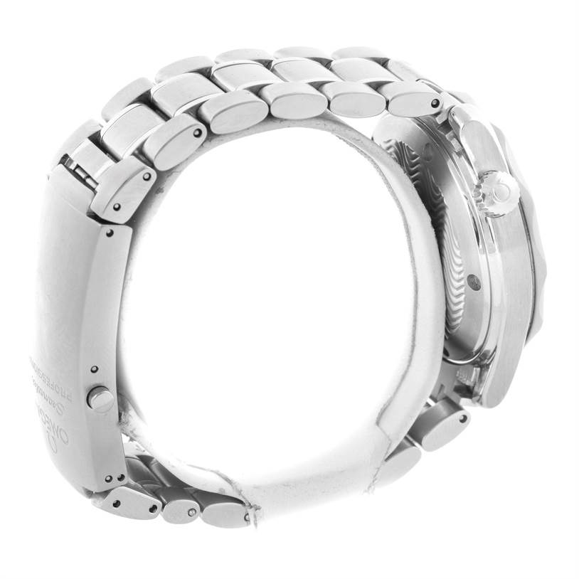 The image shows a side view of an Omega Seamaster 2551.80.00 Men
s Stainless Steel Blue Dial 2551.80.00 Men
s Stainless Steel Blue Dial watch, focusing on its stainless steel bracelet and clasp.