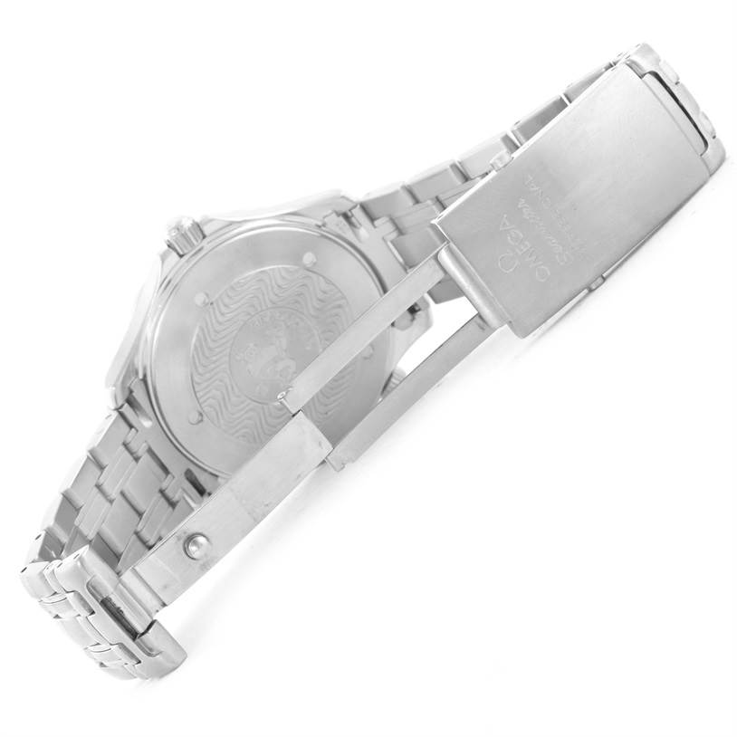 The image shows the back case and clasp of an Omega Seamaster 2541.80.00 Men
s Stainless Steel Blue Dial 2541.80.00 Men
s Stainless Steel Blue Dial watch.