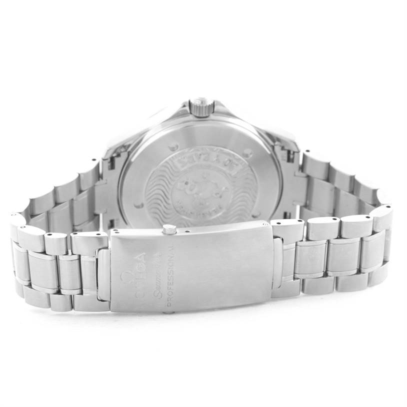 This image shows the back case and stainless steel bracelet of an Omega Seamaster 2534.50.00 Men
s Stainless Steel Black Dial 2534.50.00 Men
s Stainless Steel Black Dial watch.