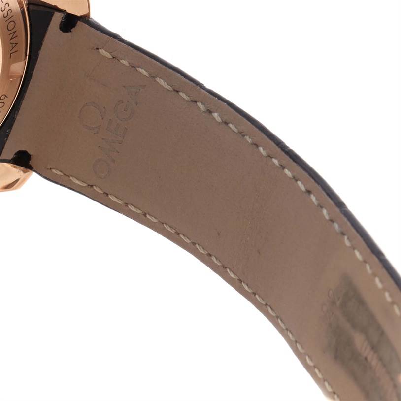 The image shows the inner side of the leather strap and the case back edge of an Omega Seamaster 232.63.46.21.01.001 Men
s Black Dial 232.63.46.21.01.001 Men
s Black Dial watch.