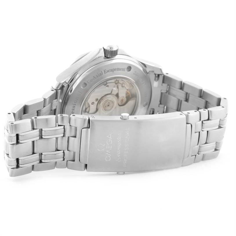 This image shows the back view of the Omega Seamaster 2535.80.00 Men
s Stainless Steel Blue Dial 2535.80.00 Men
s Stainless Steel Blue Dial watch, highlighting its clasp, bracelet, and transparent case back.