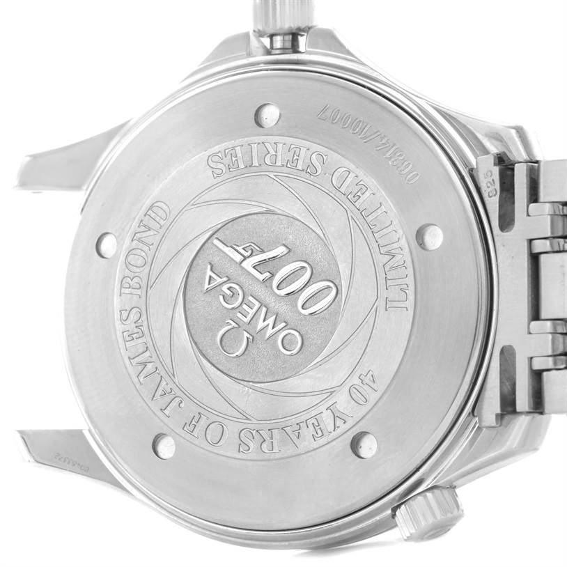 The image shows the case back of an Omega Seamaster 2537.80.00 Men
s Stainless Steel Blue Dial 2537.80.00 Men
s Stainless Steel Blue Dial watch with "007" and "James Bond" engravings.
