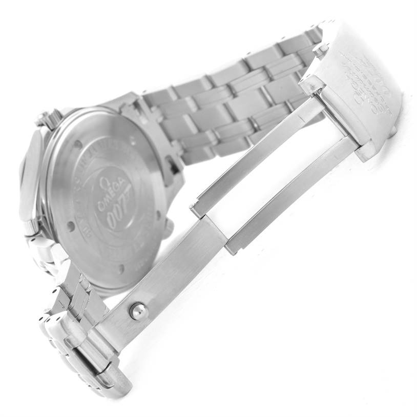 The image shows the opened clasp and back case of an Omega Seamaster 2537.80.00 Men
s Stainless Steel Blue Dial 2537.80.00 Men
s Stainless Steel Blue Dial watch.