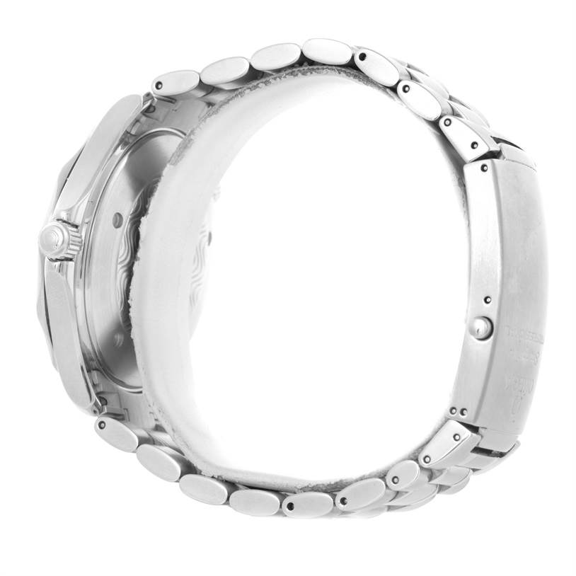 This image shows the side view and bracelet of an Omega Seamaster 2254.50.00 Men
s Stainless Steel Black Dial 2254.50.00 Men
s Stainless Steel Black Dial watch.