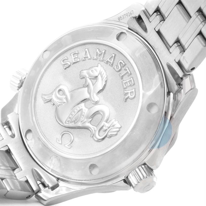 This image shows the case back of the Omega Seamaster 2222.80.00 Men
s Stainless Steel Blue Dial 2222.80.00 Men
s Stainless Steel Blue Dial watch, highlighting the engraved logo and stainless steel bracelet.