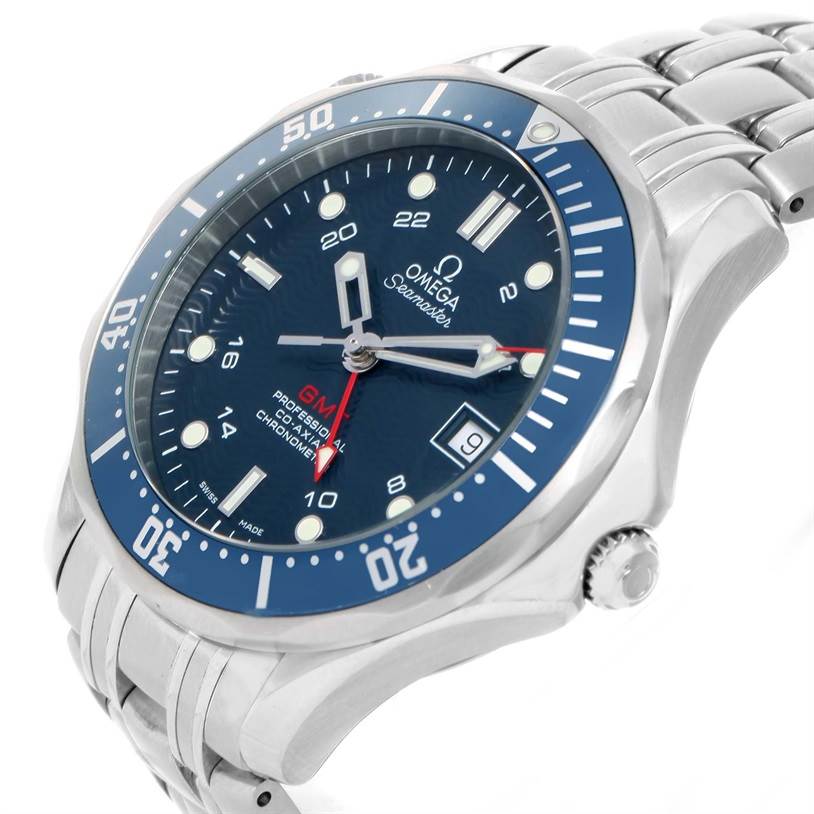 The image shows an angled close-up of the Omega Seamaster 2535.80.00 Men
s Stainless Steel Blue Dial 2535.80.00 Men
s Stainless Steel Blue Dial watch, highlighting the dial, bezel, crown, and part of the stainless steel bracelet.