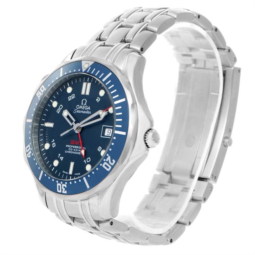 The image shows an angled view of an Omega Seamaster 2535.80.00 Men
s Stainless Steel Blue Dial 2535.80.00 Men
s Stainless Steel Blue Dial watch, highlighting its bezel, dial, bracelet, and date window.