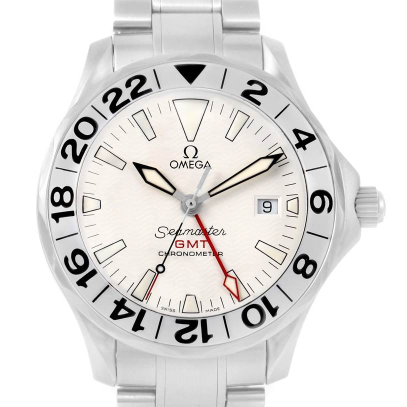 This image shows a frontal view of an Omega Seamaster 2538.20.00 Men
s Stainless Steel White Dial 2538.20.00 Men
s Stainless Steel White Dial GMT watch, highlighting the face, bezel, and bracelet.