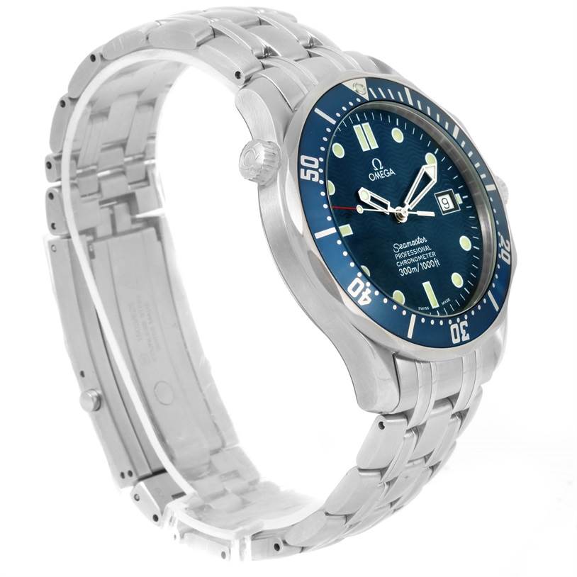 The image shows an Omega Seamaster 2531.80.00 Men
s Stainless Steel Blue Dial 2531.80.00 Men
s Stainless Steel Blue Dial model watch from a side angle, highlighting its bracelet and dial.