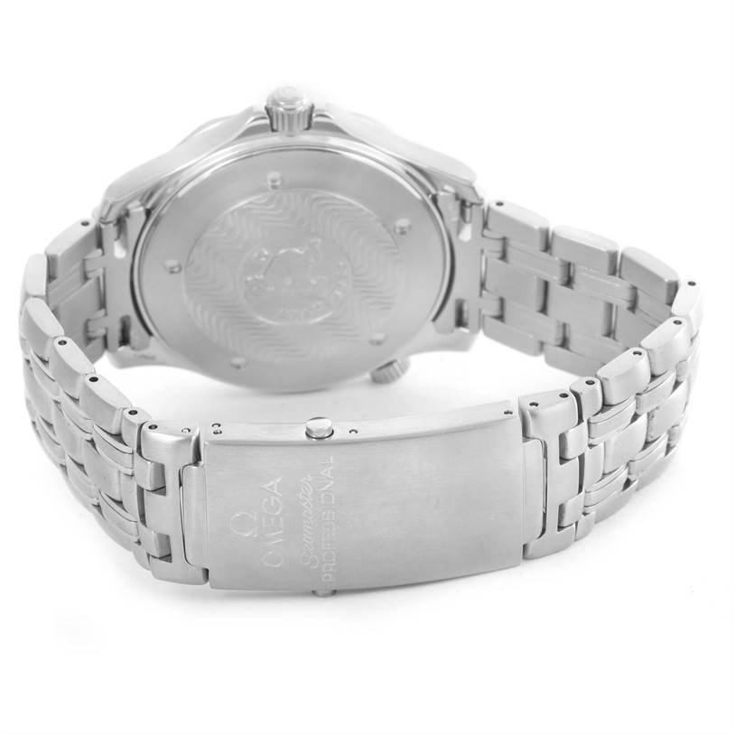 This image shows the back and clasp of an Omega Seamaster 2541.80.00 Men
s Stainless Steel Blue Dial 2541.80.00 Men
s Stainless Steel Blue Dial watch at an angled view.