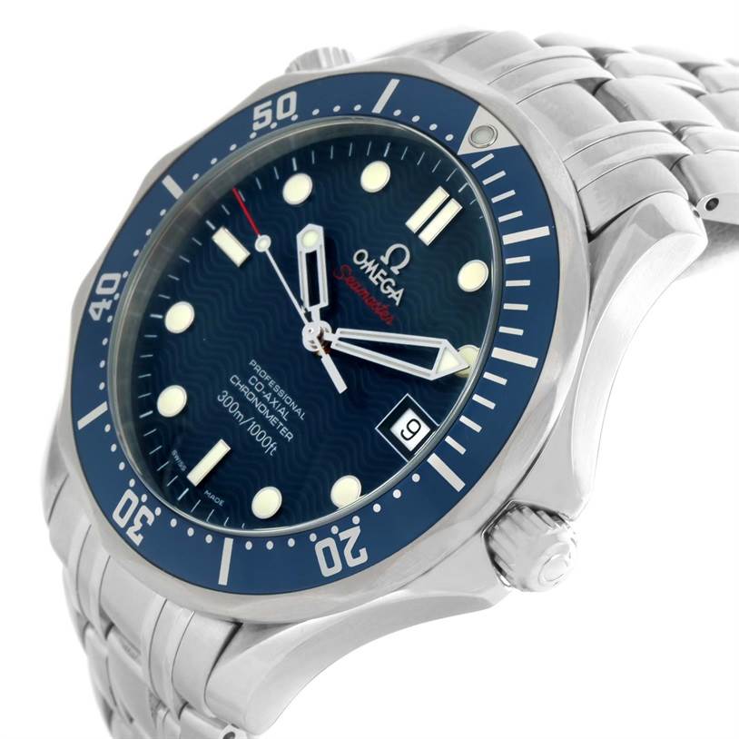 The image shows an angled close-up of the Omega Seamaster 2220.80.00 Men
s Stainless Steel Blue Dial 2220.80.00 Men
s Stainless Steel Blue Dial watch, displaying its dial, bezel, and stainless steel bracelet.