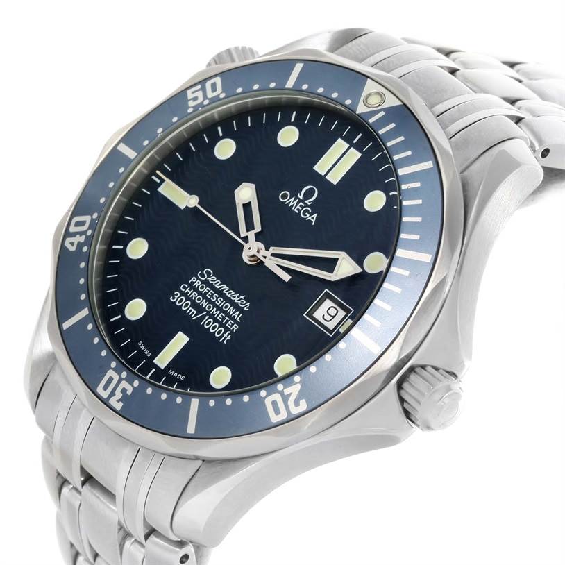 This image shows an angled view of the Omega Seamaster 2531.80.00 Men
s Stainless Steel Blue Dial 2531.80.00 Men
s Stainless Steel Blue Dial watch, highlighting the dial, bezel, and part of the bracelet.