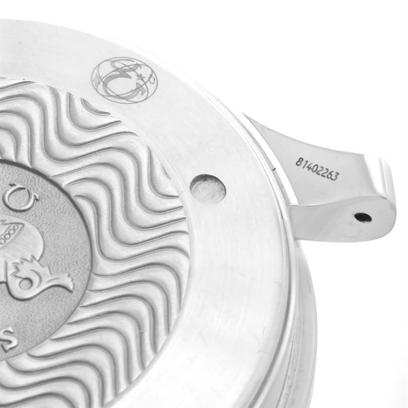 The image shows the case back of an Omega Seamaster 2254.50.00 Men
s Stainless Steel Black Dial 2254.50.00 Men
s Stainless Steel Black Dial watch, focusing on its wavy pattern and serial number on the lug.