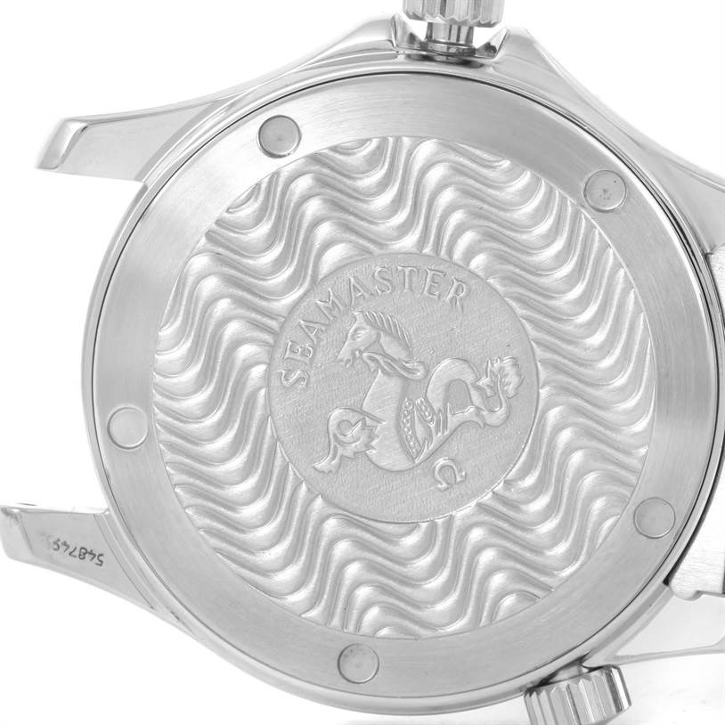 This image shows the case back of an Omega Seamaster 2561.80.00 Men
s Stainless Steel Blue Dial 2561.80.00 Men
s Stainless Steel Blue Dial watch with wave patterns and an engraved logo.