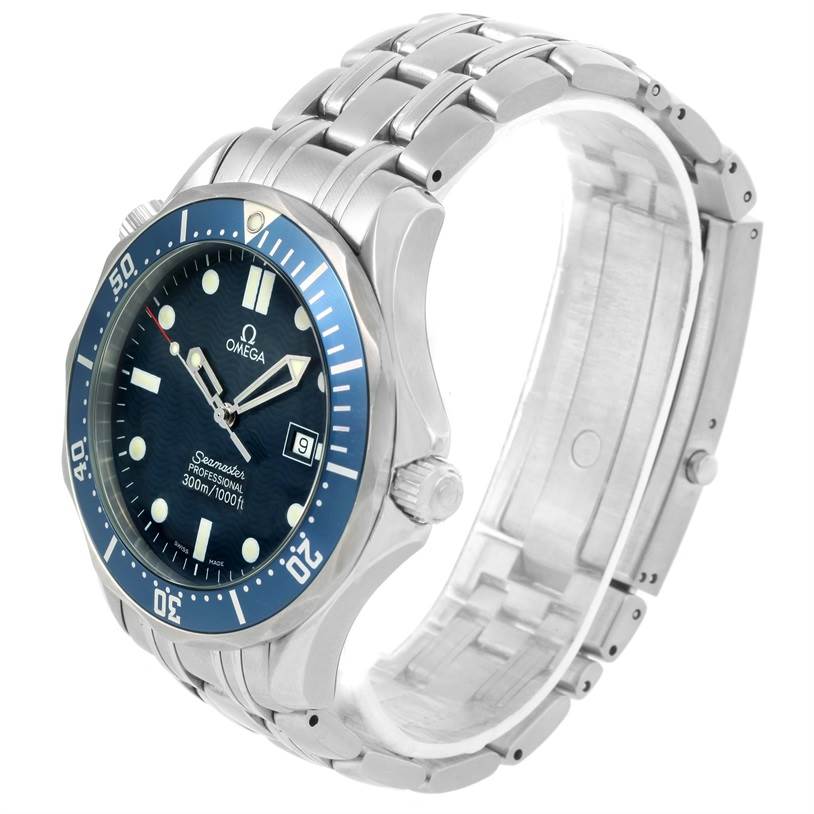 This image shows an angled view of an Omega Seamaster 2541.80.00 Men
s Stainless Steel Blue Dial 2541.80.00 Men
s Stainless Steel Blue Dial watch, highlighting the face, bezel, crown, and stainless steel bracelet.