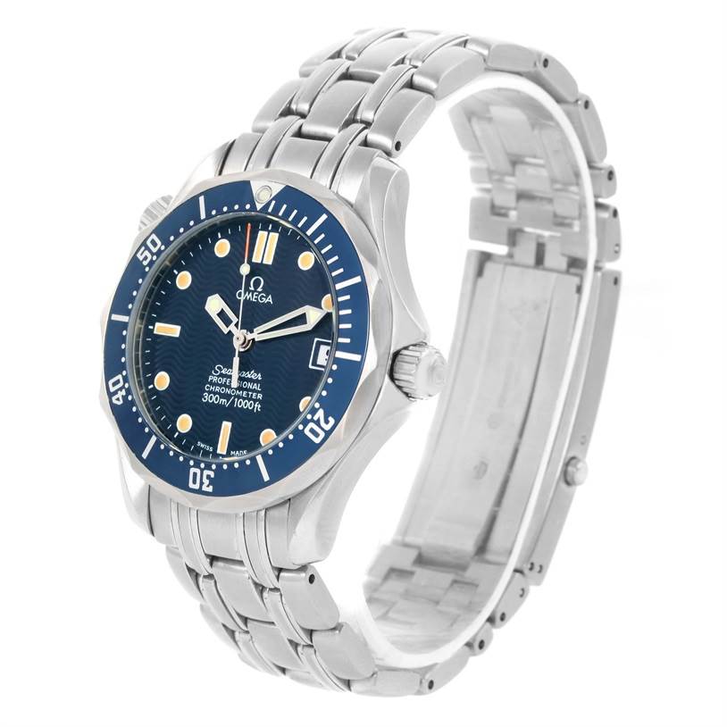 The image shows an angled view of an Omega Seamaster 2551.80.00 Men
s Stainless Steel Blue Dial 2551.80.00 Men
s Stainless Steel Blue Dial watch highlighting its face, bezel, crown, and bracelet.