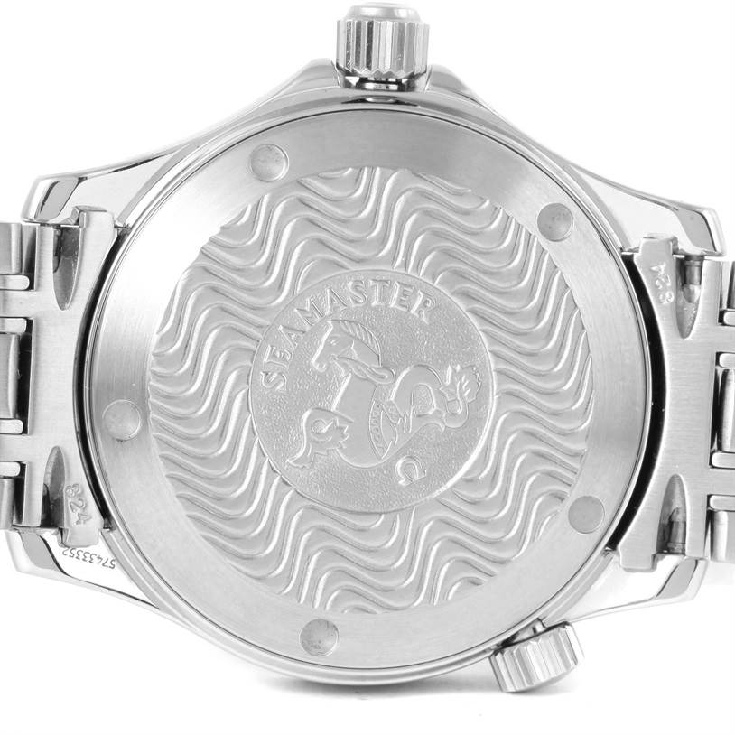 This image shows the case back and bracelet of an Omega Seamaster 2561.80.00 Men
s Stainless Steel Blue Dial 2561.80.00 Men
s Stainless Steel Blue Dial watch, highlighting its intricate design and Omega branding.