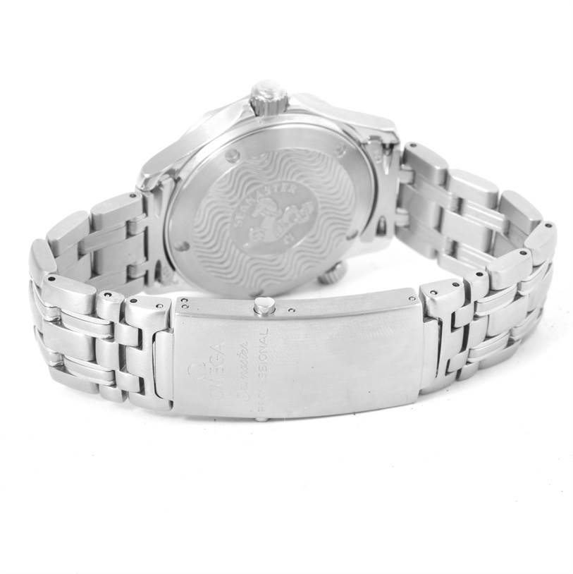 The image shows the back case and stainless steel bracelet of an Omega Seamaster 2561.80.00 Men
s Stainless Steel Blue Dial 2561.80.00 Men
s Stainless Steel Blue Dial watch.