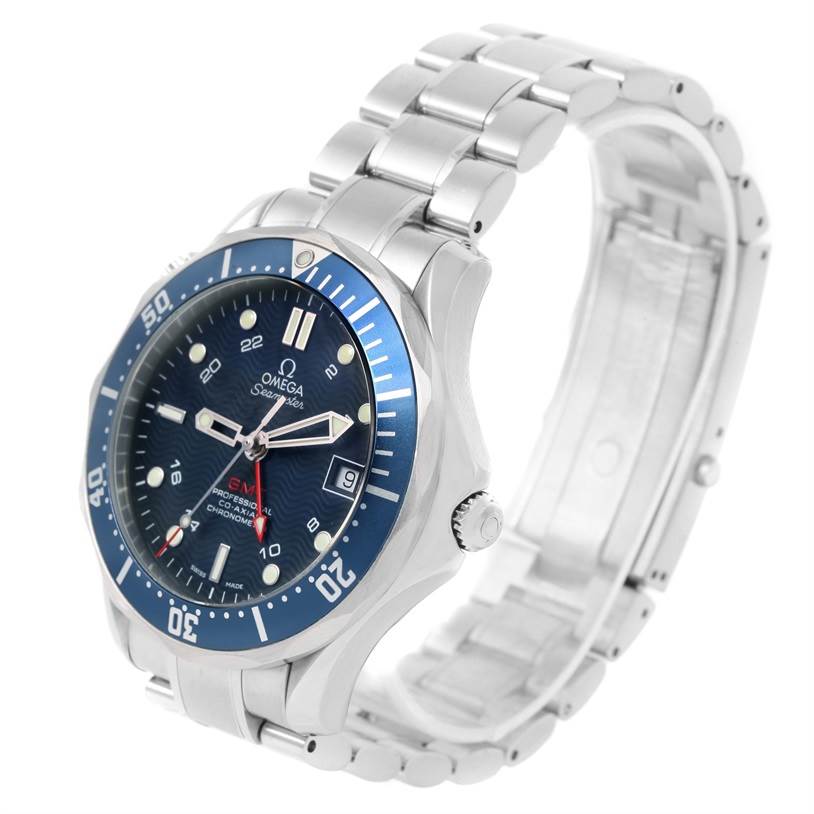 This image shows an Omega Seamaster 2535.80.00 Men
s Stainless Steel Blue Dial 2535.80.00 Men
s Stainless Steel Blue Dial watch from a side angle, highlighting its bracelet and face.
