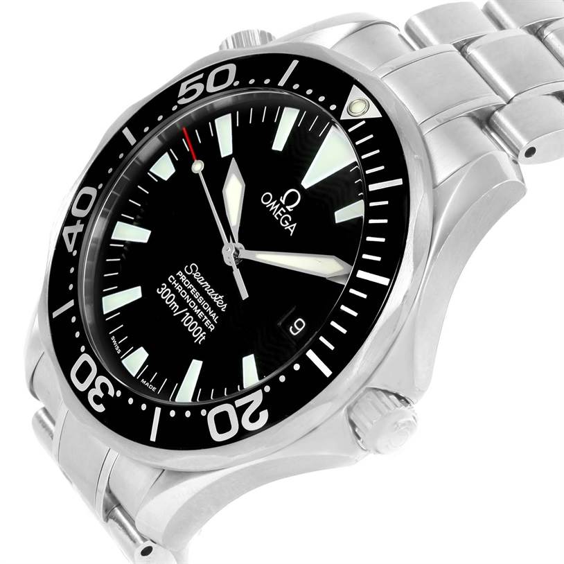 This image shows an angled view of the dial and bracelet of an Omega Seamaster 2254.50.00 Men
s Stainless Steel Black Dial 2254.50.00 Men
s Stainless Steel Black Dial watch, highlighting the bezel, hands, and crown.