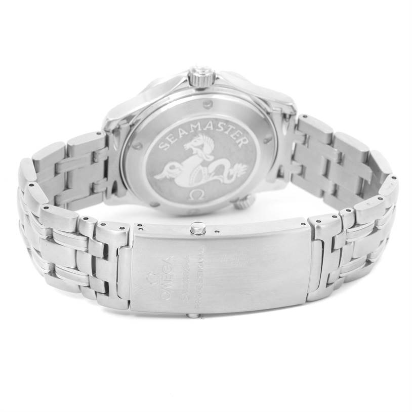 This image shows the back and clasp of the Omega Seamaster 2222.80.00 Men
s Stainless Steel Blue Dial 2222.80.00 Men
s Stainless Steel Blue Dial watch, highlighting the case back and metal bracelet.