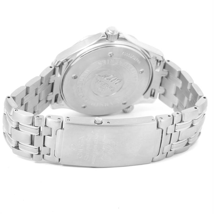 The image shows the back case and bracelet of an Omega Seamaster 2537.80.00 Men
s Stainless Steel Blue Dial 2537.80.00 Men
s Stainless Steel Blue Dial watch, highlighting the clasp and case back.