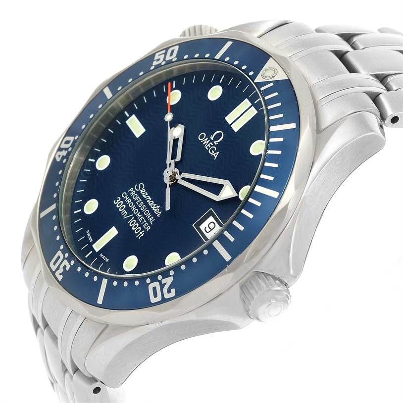 The image shows an angled view of the Omega Seamaster 2531.80.00 Men
s Stainless Steel Blue Dial 2531.80.00 Men
s Stainless Steel Blue Dial watch, featuring its blue dial, bezel, crown, date window, and stainless steel bracelet.