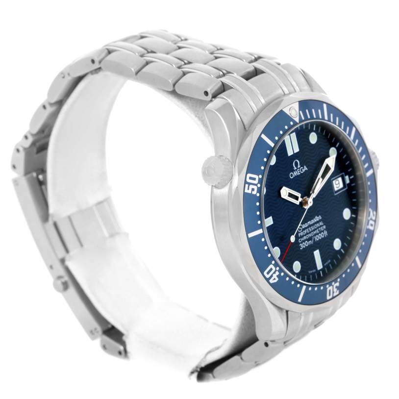 The image shows a side view of an Omega Seamaster 2531.80.00 Men
s Stainless Steel Blue Dial 2531.80.00 Men
s Stainless Steel Blue Dial watch, highlighting the stainless steel bracelet, bezel, and blue dial.