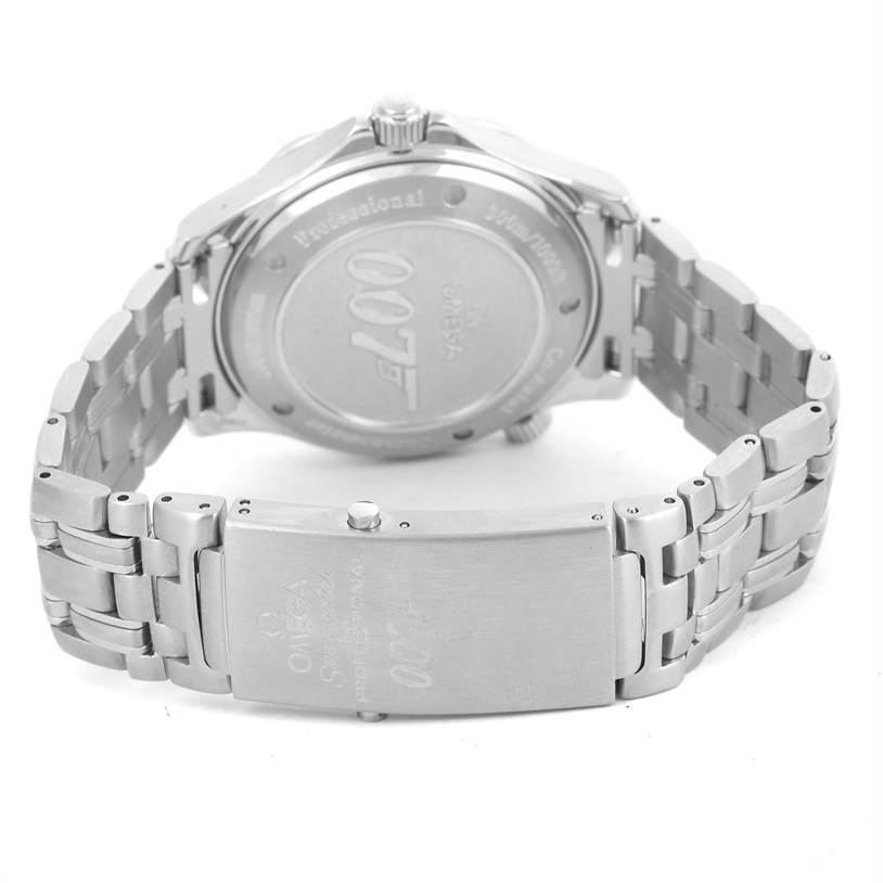 The image shows the back view of an Omega Seamaster 2226.80.00 Men
s Stainless Steel Blue Dial 2226.80.00 Men
s Stainless Steel Blue Dial watch, highlighting the case back and bracelet clasp.