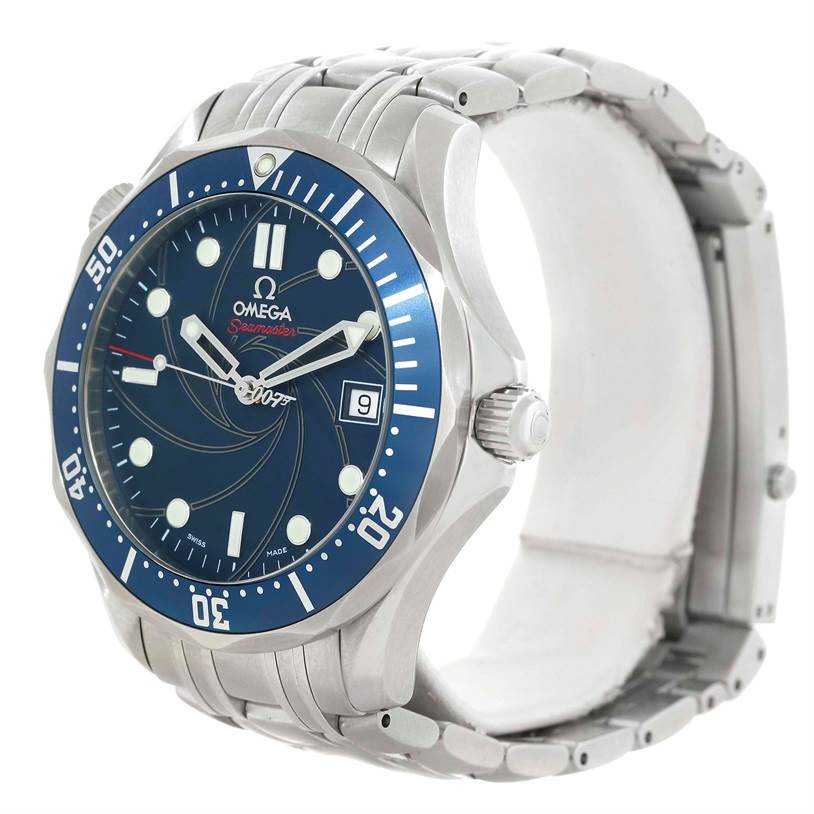 The image shows an angled view of the Omega Seamaster 2226.80.00 Men
s Stainless Steel Blue Dial 2226.80.00 Men
s Stainless Steel Blue Dial watch, highlighting the face, bezel, and part of the bracelet.