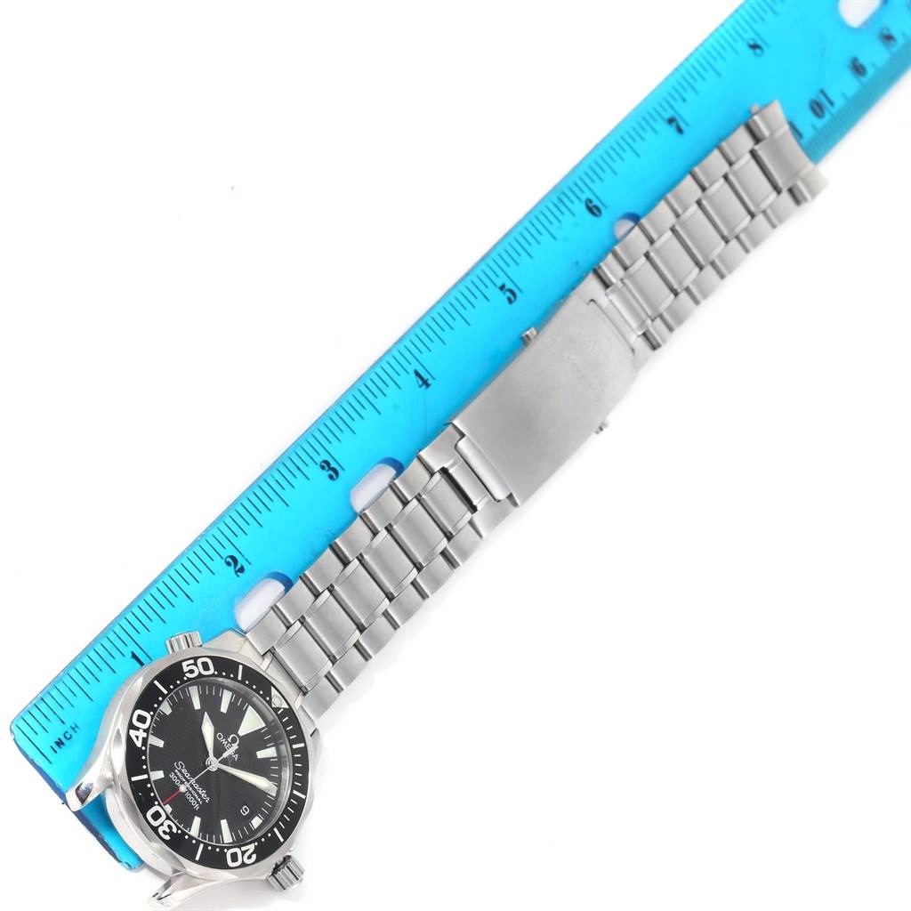 The image shows an Omega Seamaster 2262.50.00 Men
s Stainless Steel Black Dial 2262.50.00 Men
s Stainless Steel Black Dial watch and its stainless steel bracelet, placed next to a ruler for measurement.