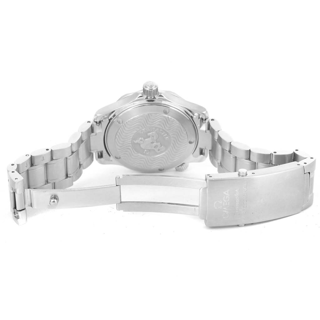 This image shows the back case and stainless steel bracelet of the Omega Seamaster 2262.50.00 Men
s Stainless Steel Black Dial 2262.50.00 Men
s Stainless Steel Black Dial watch, including the clasp mechanism.