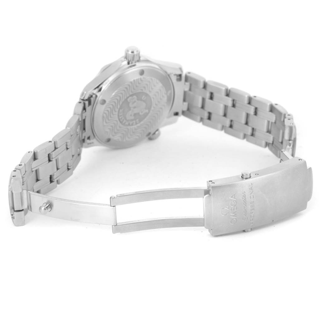 The image shows the back and clasp of the Omega Seamaster 2561.80.00 Men
s Stainless Steel Blue Dial 2561.80.00 Men
s Stainless Steel Blue Dial model, highlighting the bracelet and case back.